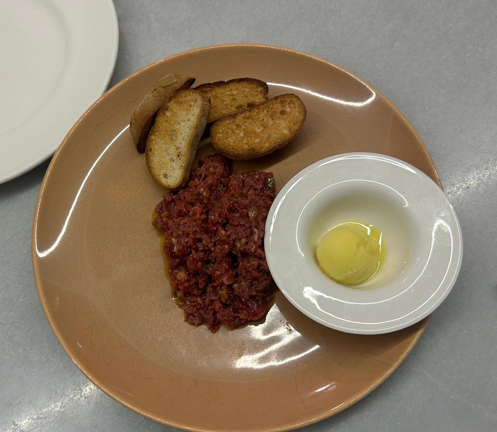 Foto de un tartar tomada con el móvil, antes de la mejora con IA